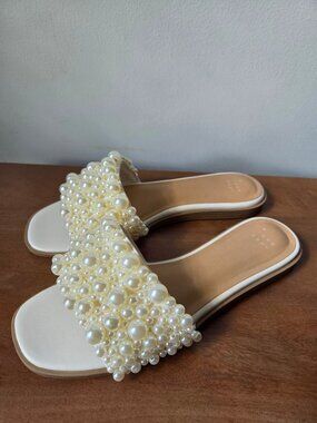 NEVER WORN A NEW DAY PEARLED SLIPPERS SIZE 8.5 WOMENS